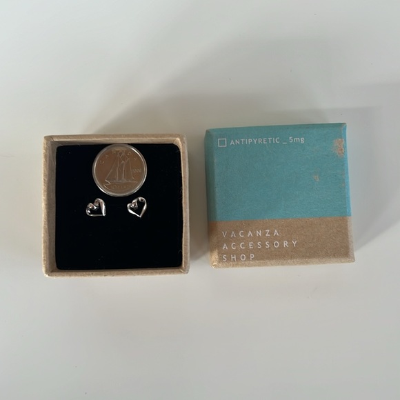 925 Sterling Silver Small Hearts with a Twist Brand New - Picture 3 of 3